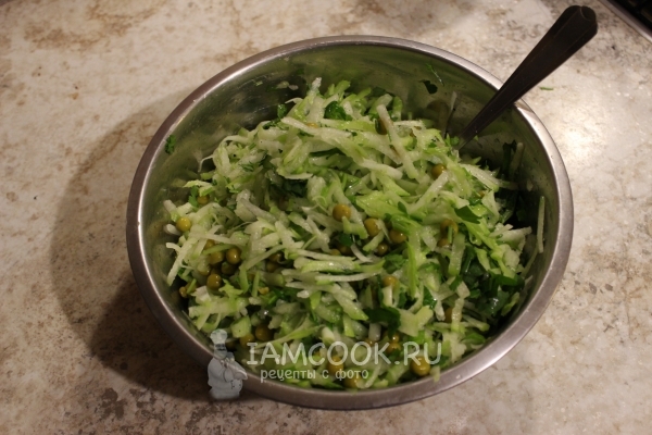 Размешать салат с маслом