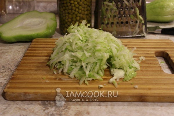 Натереть чайот на терке