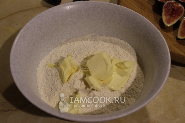 Положить в муку масло