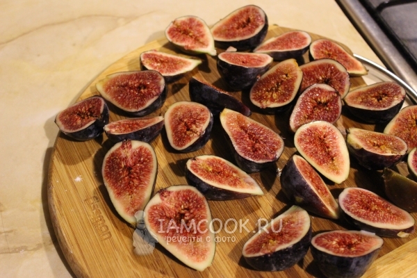 Разрезать инжир пополам