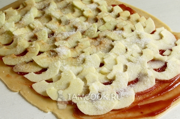 Положить дольки яблок с сахаром