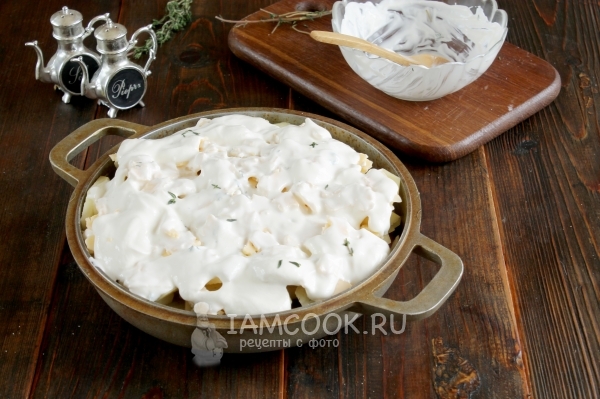 Положить сметану с сыром