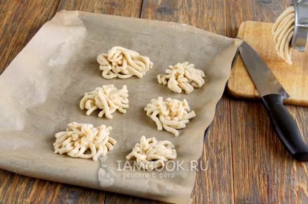 Перекрутить тесто на мясорубке