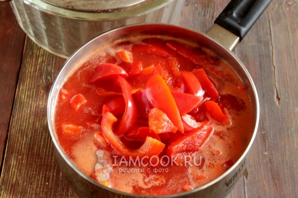 Положить перец в томатный сок
