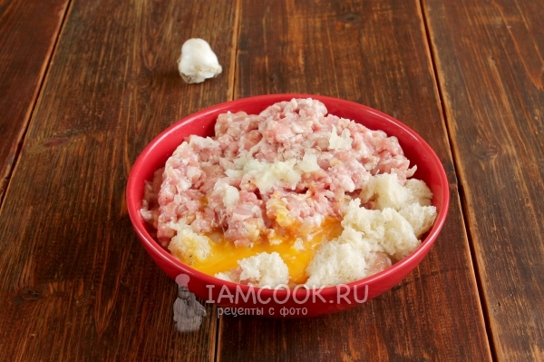 Добавить булку, яйцо, лук и чеснок