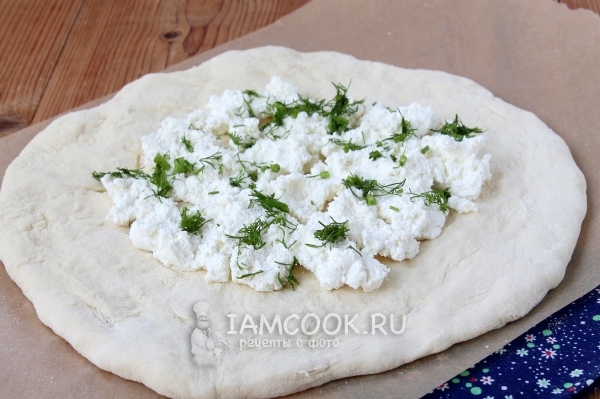 Выложить на лепешку сыр с зеленью