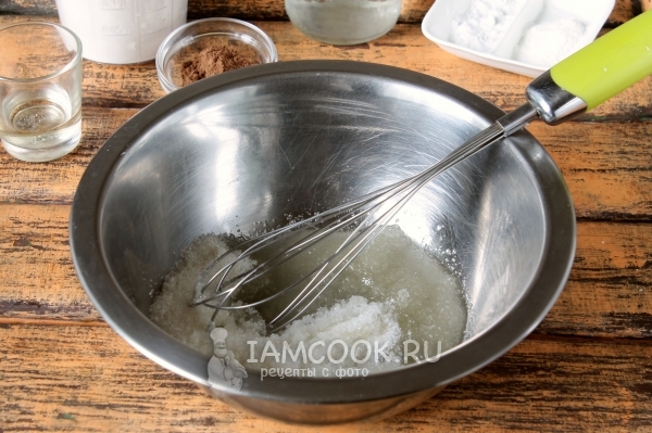 Соединить масло с сахаром