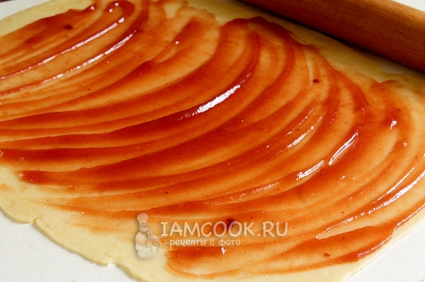 Смазать тесто повидлом