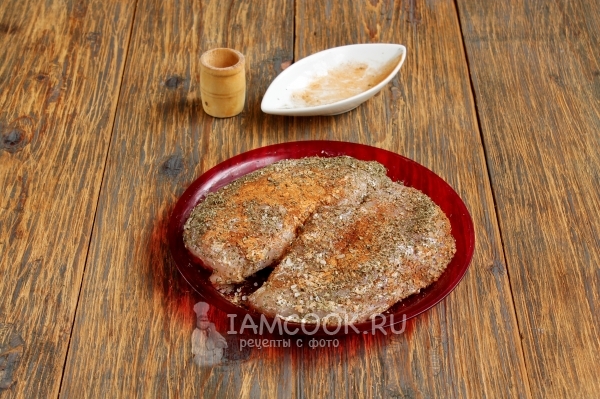 Посыпать специями и солью