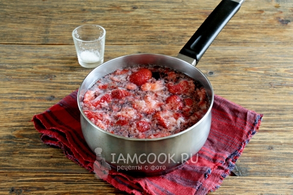 Положить ягоды с сахаром в воду