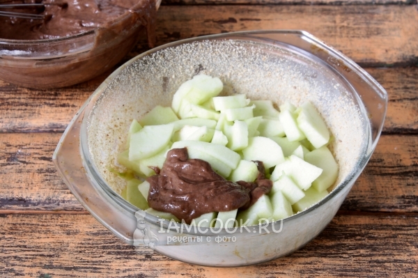 Положить в форму яблоки и тесто