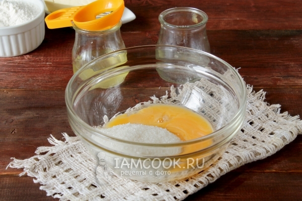 Соединить желтки с сахаром