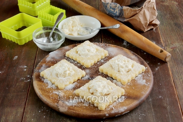 Положить на тесто творог и сахар