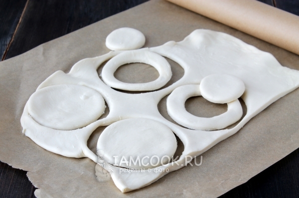 Вырезать из теста кружочки