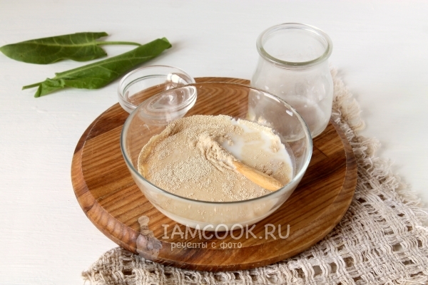 Всыпать в молоко дрожжи