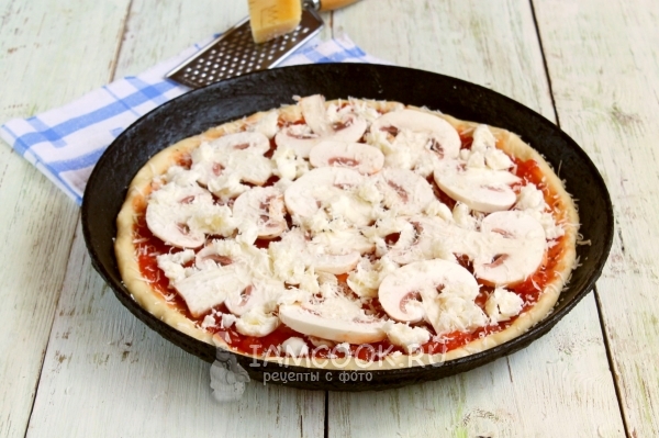 Посыпать моцареллой