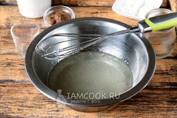 Влить воду и уксус