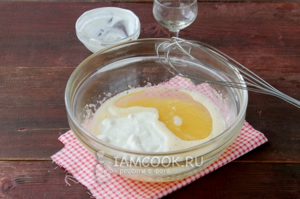 Добавить сметану и масло