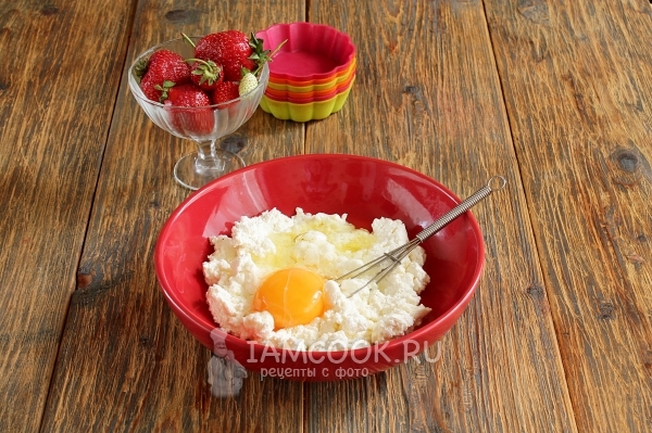 Соединить творог с яйцом