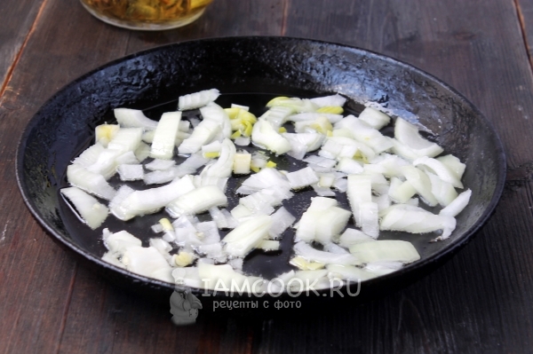 Обжарить лук