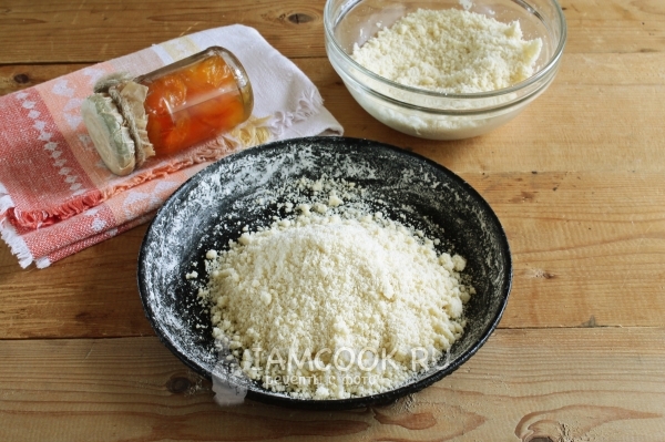 Насыпать мучную крошку в форму