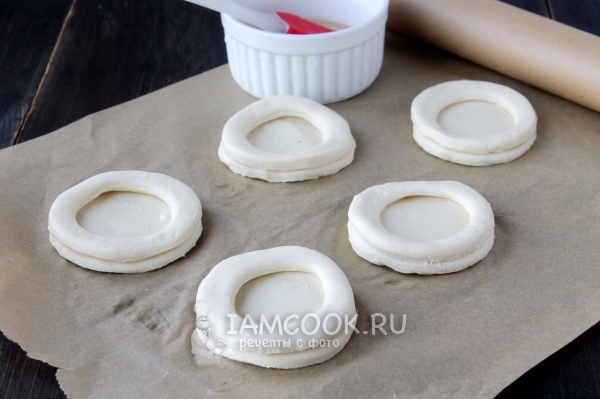 Соединить заготовки из теста