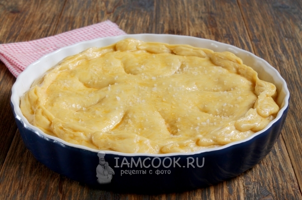 Смазать тесто желтком