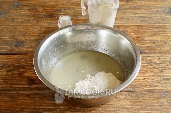 Всыпать муку в воду с маслом