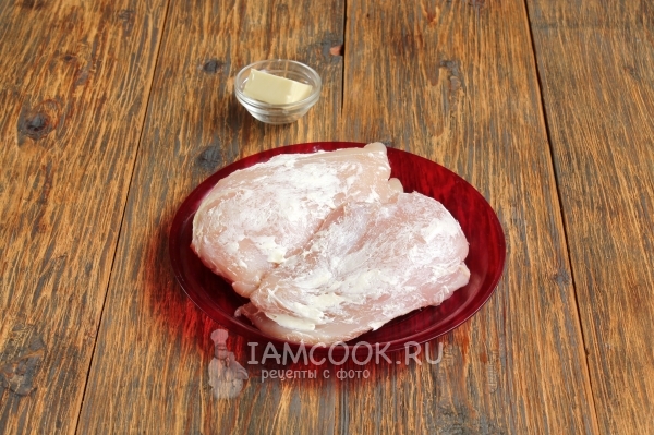 Обмазать куриное филе маслом