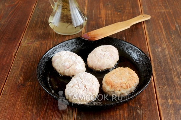 Обжарить котлеты