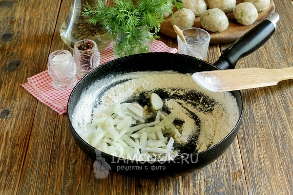 Положить к муке лук