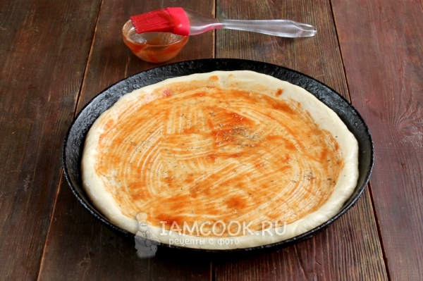 Смазать тесто томатным соусом