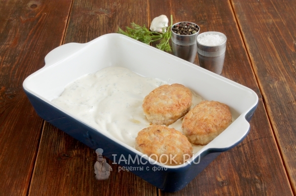 Положить котлеты на сметанный соус