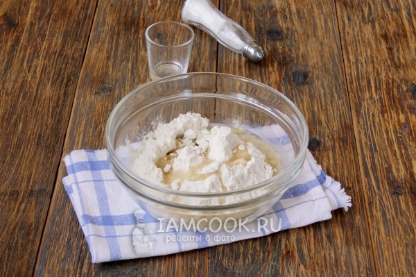 Соединить муку с маслом и солью