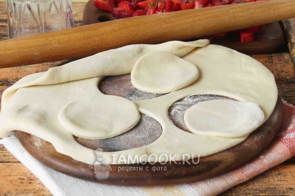 Вырезаем из теста круги