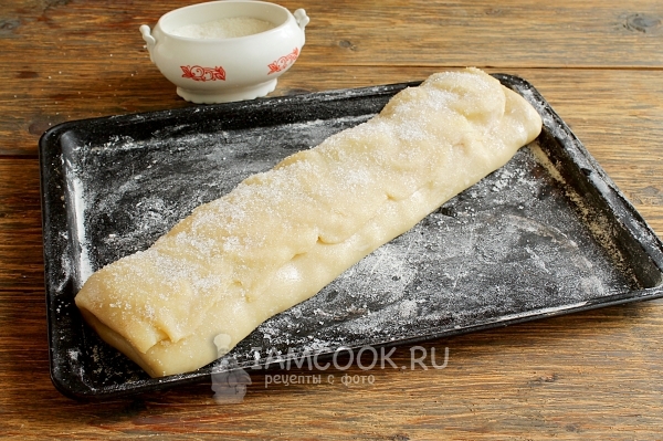 Положить штрудель на противень