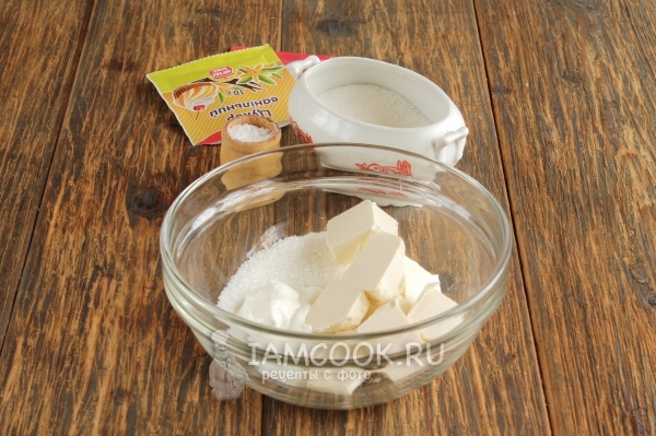 Соединить масло с сахаром и сметаной