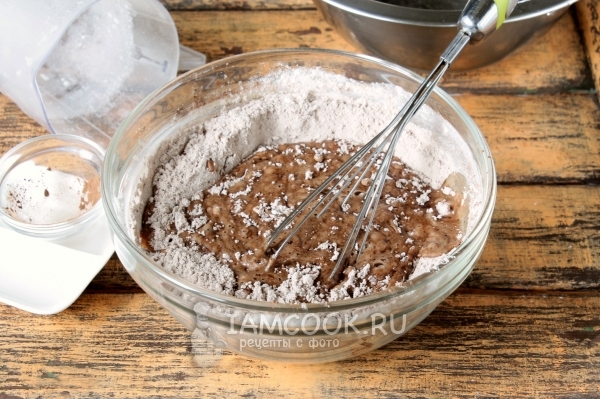 Соединить жидкую и сухую смеси