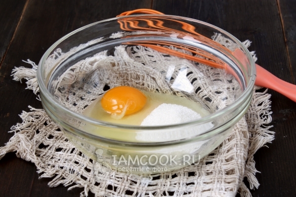 Соединить сахар и яйца