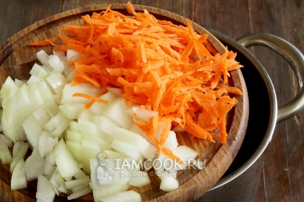 Добавить лук и морковь