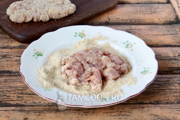 Обвалять мясную заготовку в сухарях