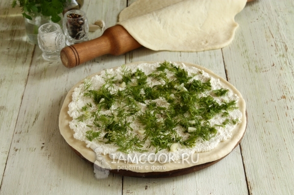 Положить на тесто творог и укроп