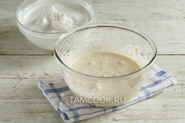 Взбить желтки и белки