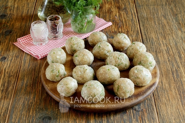 Сформировать из фарша шарики