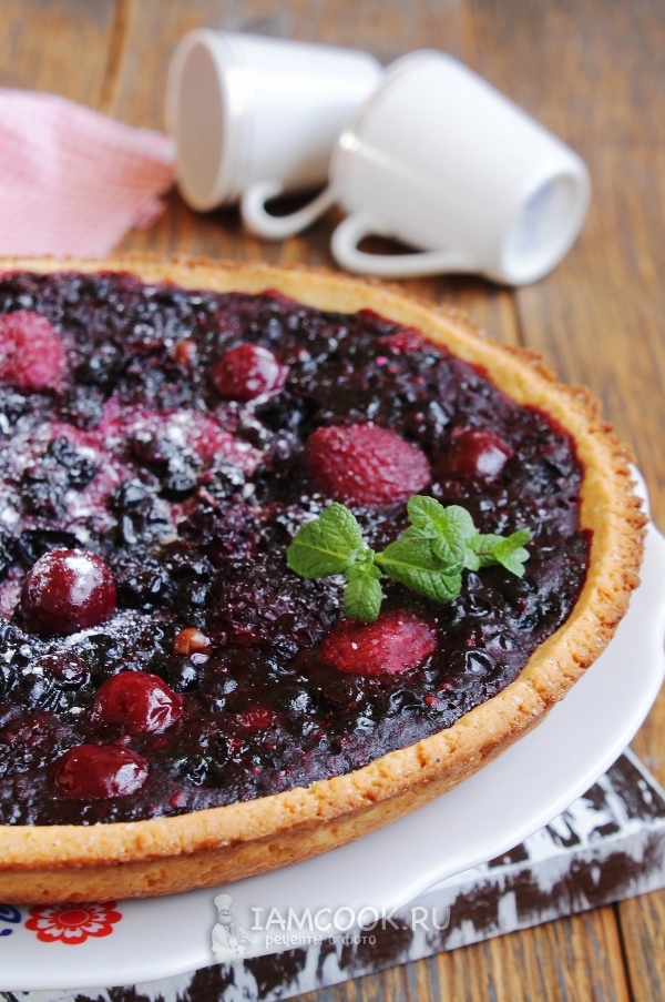 Пирог из песочного теста с замороженными ягодами