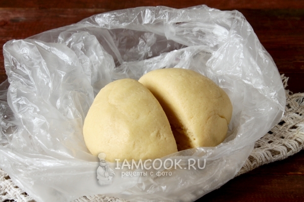 Разделить тесто на две части