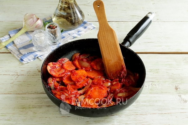 Положить томатную пасту