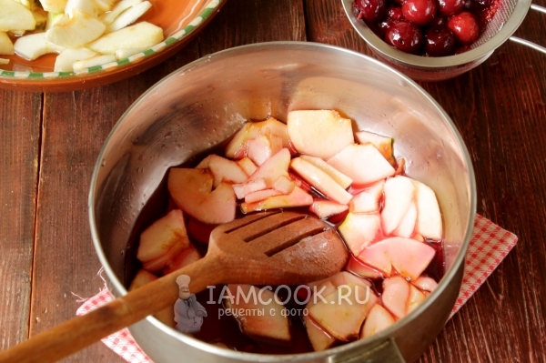 Положить яблоки