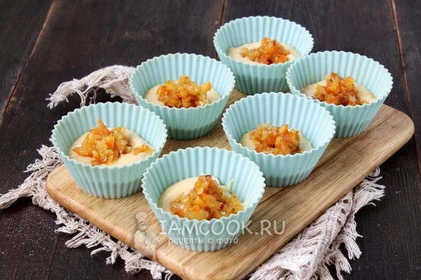 Положить на тесто джем