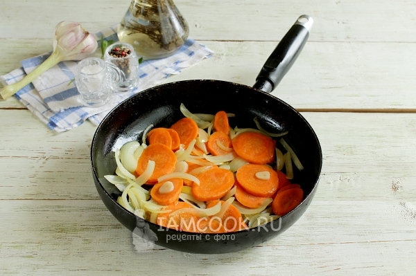 Обжарить лук с морковью